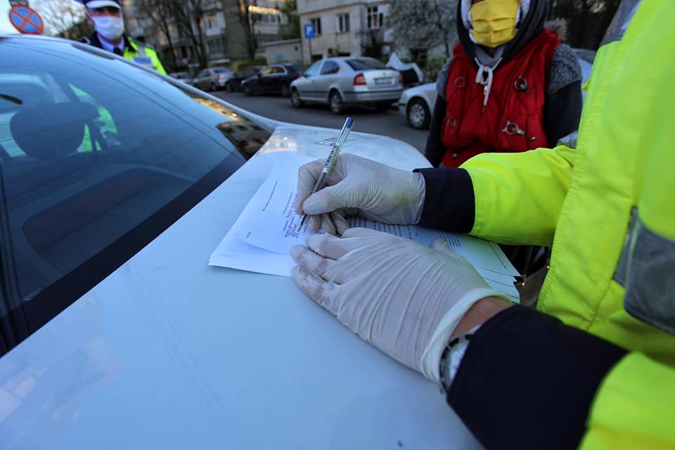 O femeie din Iaşi a fost prinsă de Poliţie pe stradă fără adeverinţă! A început să tremure şi… Ce i-a făcut poliţistul: “Să vă dea Dumnezeu sănătate”