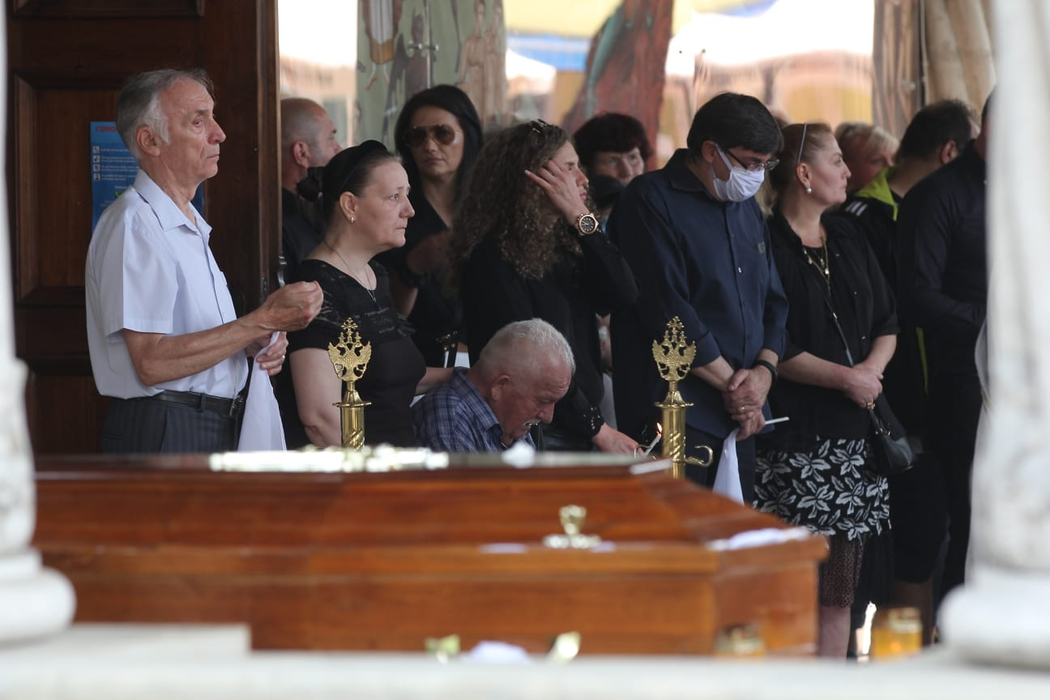 Tatăl lui Costin Mărculescu a avut nevoie de un scaun în timpul ceremoniei de înmormântare. Imagini sfâșietoare, surprinse în exclusivitate | VIDEO