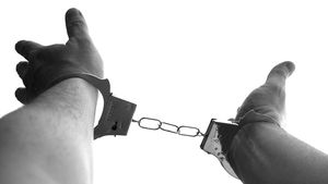 Ofițeri din Poliția Română, acuzați că au torturat un suspect! Ce au decis magistrații