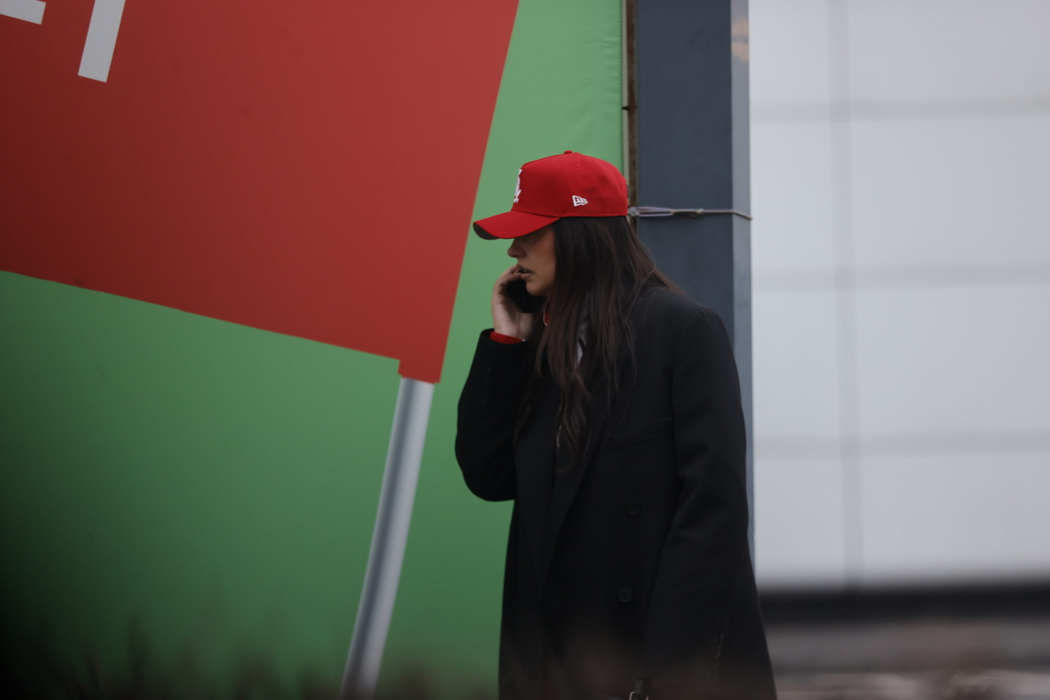 Antonia vorbește la telefon