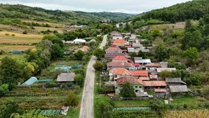 Localitatea din România fără apă potabilă și canalizare funcțională, dar cu bani pentru capace frigorifice de sicriu
