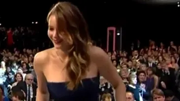Coşmarul oricărei femei! Rochia i s-a rupt de la jumătate unei actriţe care urca pe scenă să primească un premiu de la De Niro!