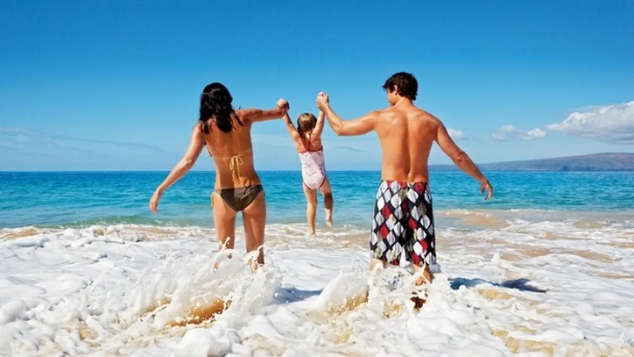 Te poți infecta cu noul coronavirus de la nisipul de pe plajă sau din apa mării? Anunțul făcut de specialiști