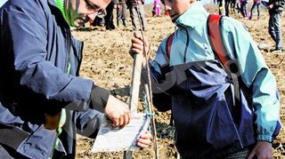 Un proiect cu un puternic mesaj educativ si ecologist. 20.000 de copii din Bacau au cate un pom in livada scolii