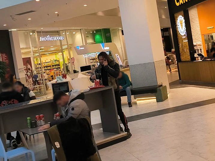 Vorbeste la telefon