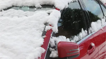 Cum să dezgheţi maşina, în doar câteva minute! Nu arunca niciodată apă fierbinte pe parbriz