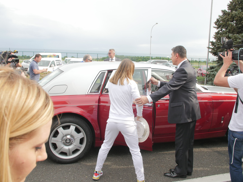 Cu ce bolid de sute de mii de euro a plecat Simona Halep de la Aeroportul Otopeni. Ce surpriză i-a făcut Ion Țiriac