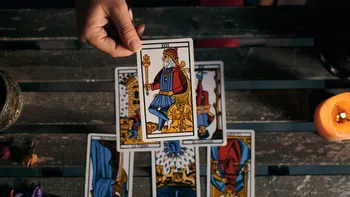 Cartea de Tarot de azi, 18 aprilie 2026. Nativii Berbec devin de neoprit: Regele de Bâte le confirmă că tronul îi așteaptă și ceasul bate