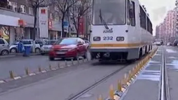 VIDEO Noile separatoare de trafic pe de Calea Mosilor ii infurie pe soferi