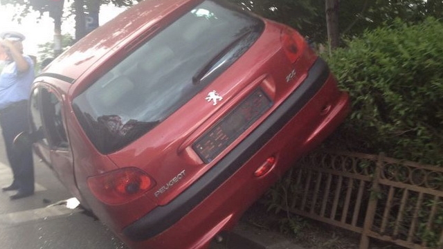 Asa ceva, mai rar! Uite in ce hal a putut sa parcheze un sofer din Bucuresti! Sau sa fie o soferita?
