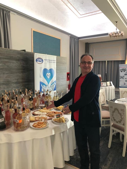 Ce s-a întâmplat cu actorul de la Divertis care îl imita perfect pe Ion Iliescu. Ce face acum Cristian Grețcu pentru bani, după ce s-a retras din televiziune