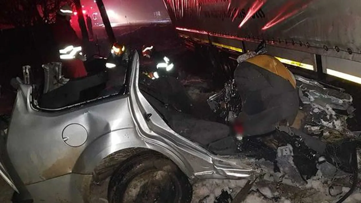 Accident rutier foarte GRAV în Suceava: Cinci persoane au murit, după ce maşina în care se aflau a intrat sub un TIR