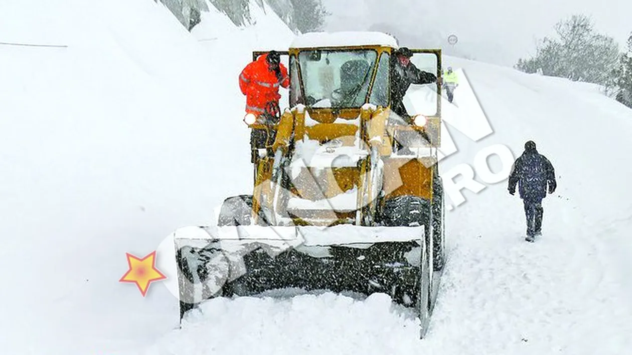 Caderile de zapada din Mehedinti au prins la mijloc mai multe masini. Au luat avalansa cu excavatorul