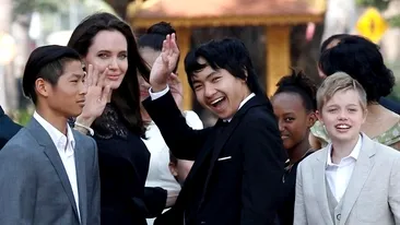 Angelina Jolie şi cei 6 copiii, prima apariţie după divorţul de Brad Pitt