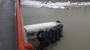 Poleiul face ravagii în Dâmbovița. Un șofer a plonjat cu camionul în râul Ialomița