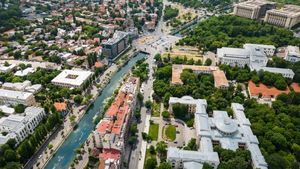 Părerea unui turist care a vizitat 100 de orașe despre București: „Are un centru mic și sărăcuț, cu câteva alei pietonale...”