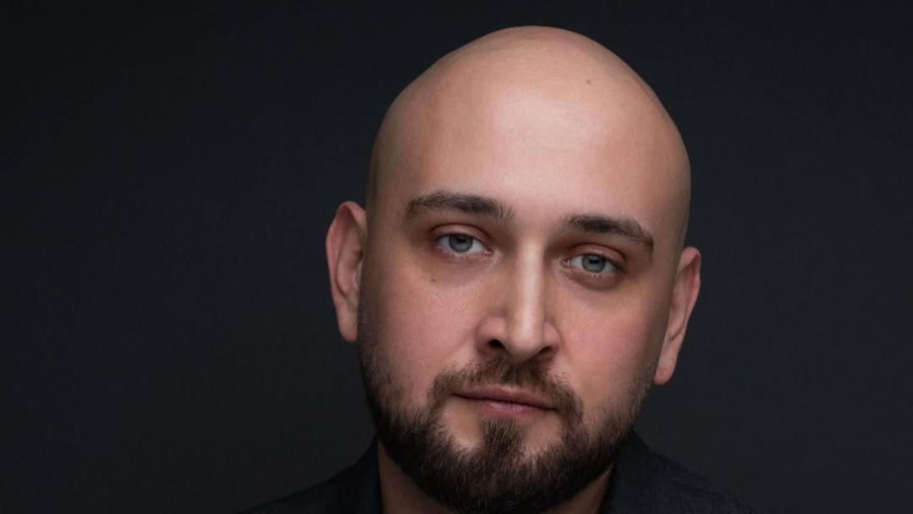 Cine este actorul Vlad Marinescu, reținut în ancheta The Buddhist. Ar fi stat la masă alături de Adrian Copilul Minune în momentul descinderii