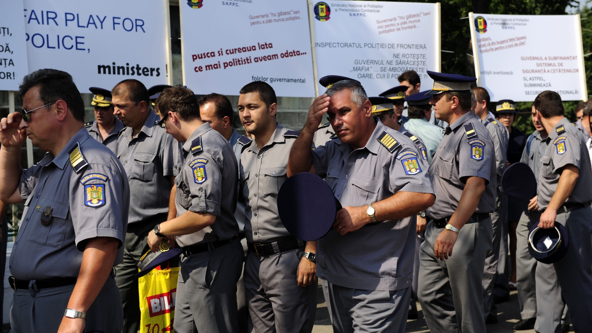Protestul polițiștilor din 2010 care a luat-o spre Cotroceni din mers. Caschete în aer și scandări furioase