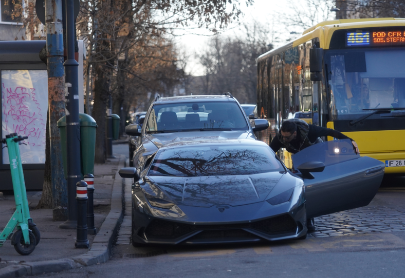 Zed a revenit la mașina pe care o lăsase parcată în stradă