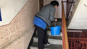 De necrezut! Câți lei primește salariu o femeie de serviciu care face curat într-un bloc din București