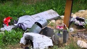 Morminte vandalizate într-un cimitir din Dâmboviţa. Două surori în stare de șoc: “Crucea lui tata a fost aruncată si a mamei, ruptă” | FOTO