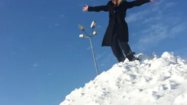 Anda Adam are chef de o bataie in zapada! S-a urcat pe un munte de cativa metri!