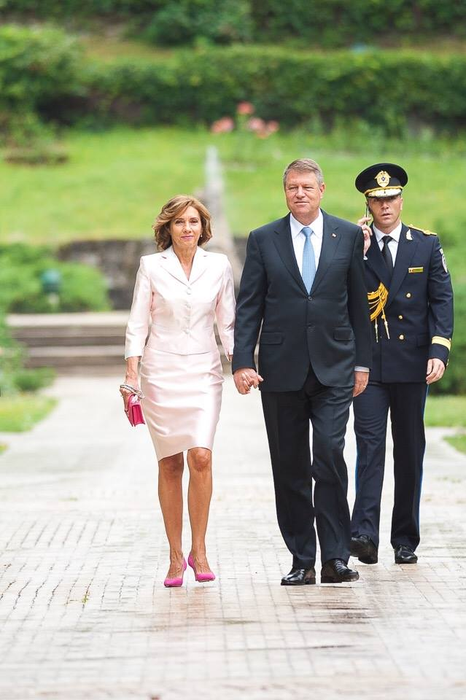 Nu o recunoști! Cum arăta Carmen Iohannis în tinereţe! În copilărie, Prima Doamnă a luat lecții de balet și de pian