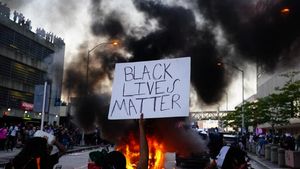 Străzile orașului american Seattle, transformat în câmp de război. Un bărbat a intrat cu mașina printre protestatari și a împușcat o persoană. VIDEO