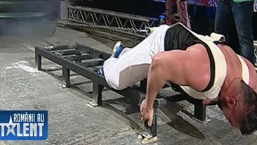 Smiley si Bartos, luati pe sus de un concurent de la Romanii au talent. Cum au ajuns sa fie carati, la propriu, de un barbat