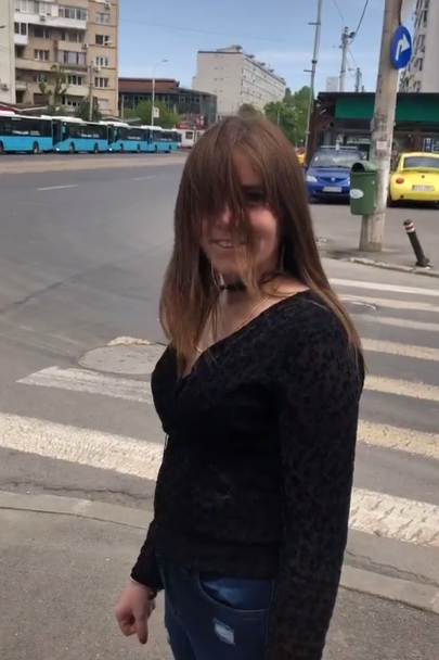 Cum a fost surprinsă Vulpiţa, în plină stradă! Reacţie bizară când a văzut că este filmată. FOTO