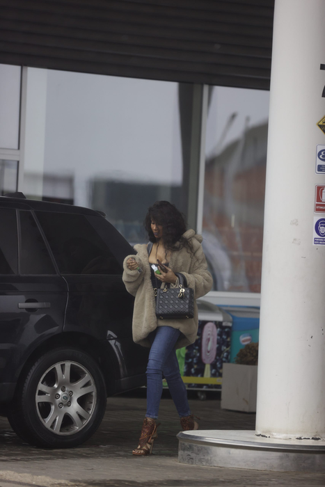 Laurette și-a cumpărat mini-narghilea din benzinărie și va pleca acasă (Foto: CANCAN.RO)