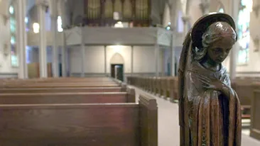 VIDEO Preot filmat intr-o ipostază şocantă! Cum a fost surprins, din intâmplare, de un biciclist care a trecut pe lângă el