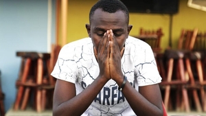 Mutându-se din Africa în Cluj-Napoca, un tânăr de culoare nu își poate găsi chirie. Care este motivul absurd invocat
