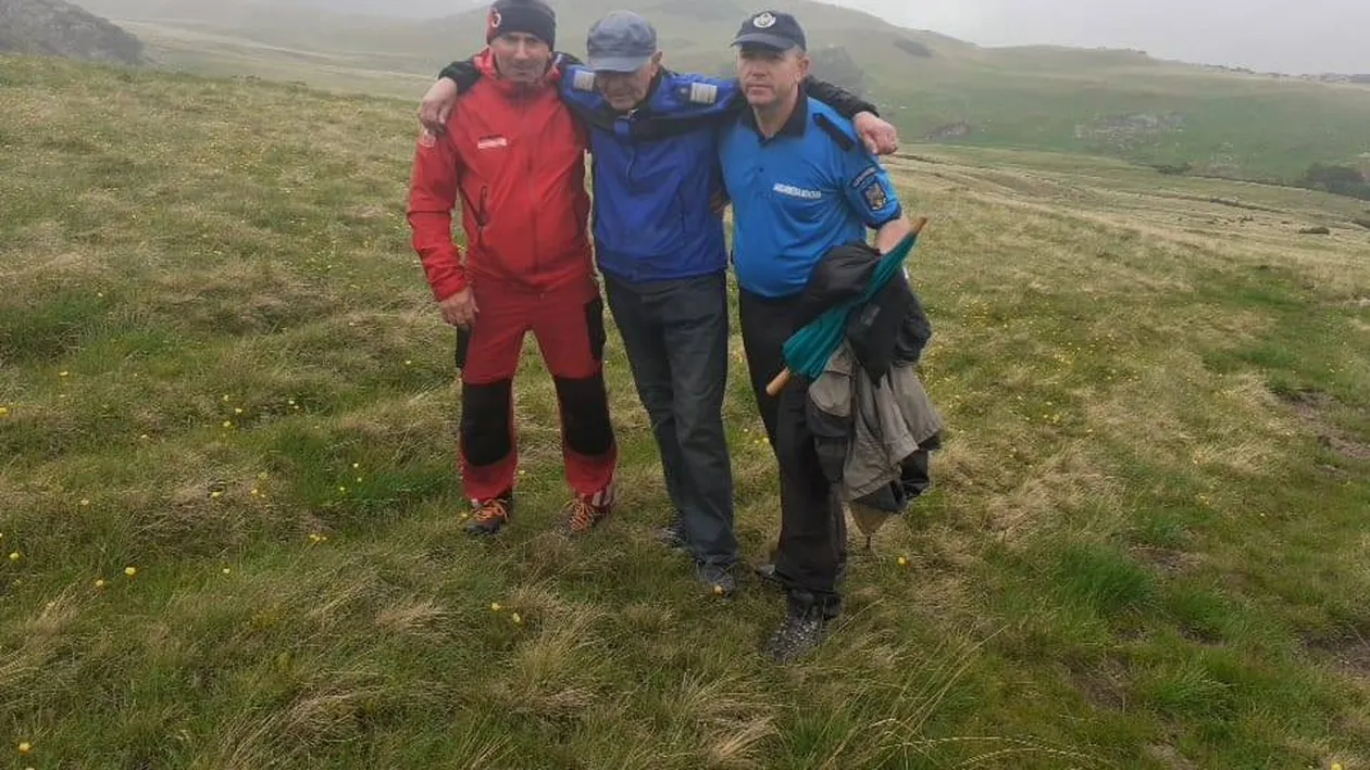 Un bucureștean de 80 de ani s-a rătăcit în Munții Cozia. După cinci ore de stat în ploaie și vânt a fost salvat de jandarmi și salvamontiști