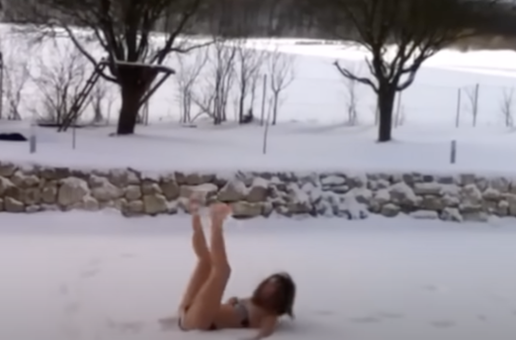 Cristela Georgescu, imagini geniale: a ieșit în costum de baie, în zăpadă. FOTO