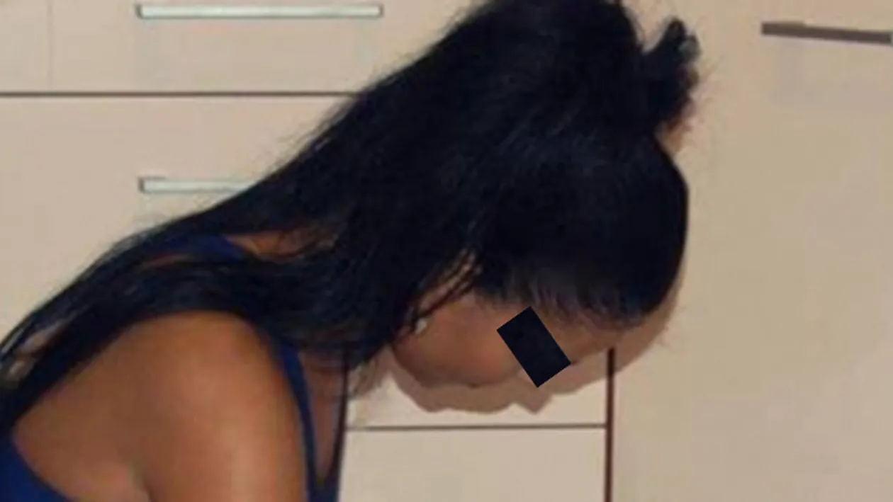 Barbatii au sarit sa o ia de nevasta! Cum s-a lasat fotografiata bruneta asta in bucatarie! Trebuie sa o vezi de la brau in jos