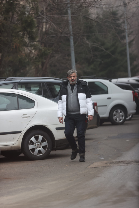 Radu Onișoru se îndreaptă către blocul Simonei/Sursă foto: CANCAN.RO