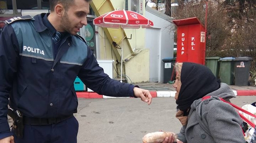 S-a întâmplat în Cluj! Gestul unui polițist, după ce a văzut o bătrânică care plângea că e moartă de foame