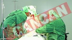 Chirurgii romani celebri isi opereaza pacientii pe acorduri muzicale