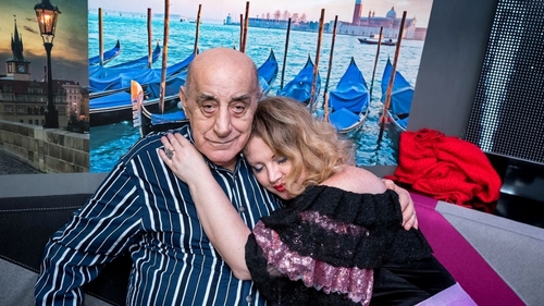 Viorel Lis joacă la păcănele, iar Oana filmează: ”Momentul ăla când ai pensia mică...”