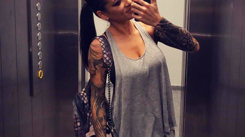 Şoferii au recunoscut-o după tatuajul din zona intimă! Roxana Vancea s-a urcat mai mult dezbrăcată pe motor