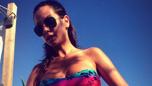 Foto de INFARCT! Iuliana Luciu a zapacit masculii de pe litoral! Asistenta sexy a renuntat la haine si si-a expus trupul la plaja