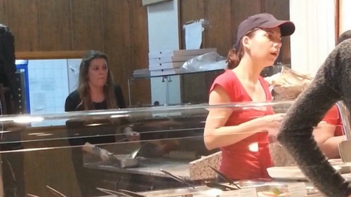 Leta Ilie face drepti cu angajatii! Control-fulger la fast-food-ul din mall!