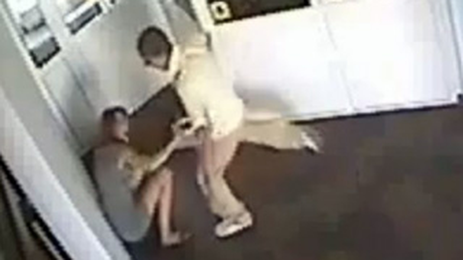 VIDEO  Si-a nenorocit in bataie iubita de 18 ani intr-un hotel
