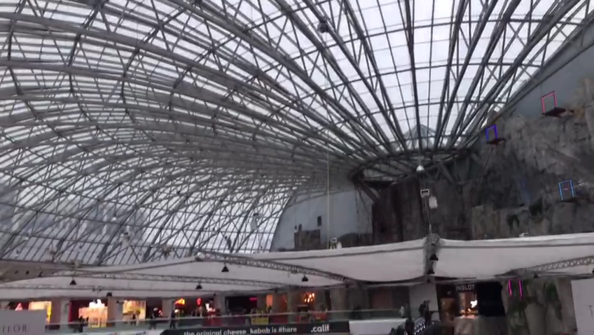 Imaginile care îți taie respirația! Un copil a urcat pe cupola de sticlă a mall-ului Afi Cotroceni