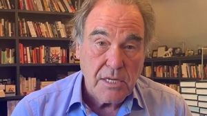 Celebrul regizor Oliver Stone s-a vaccinat cu Sputnik V contra COVID-19. Cum se simte vedeta americană