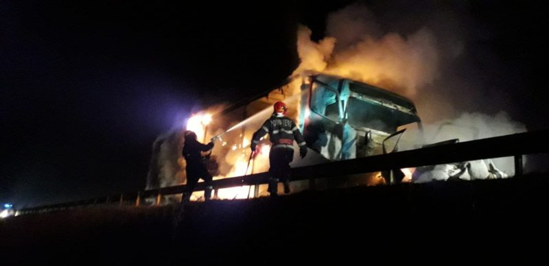 Accident teribil! Un automobil și un tir s-au ciocnit și au luat foc. Un șofer a murit