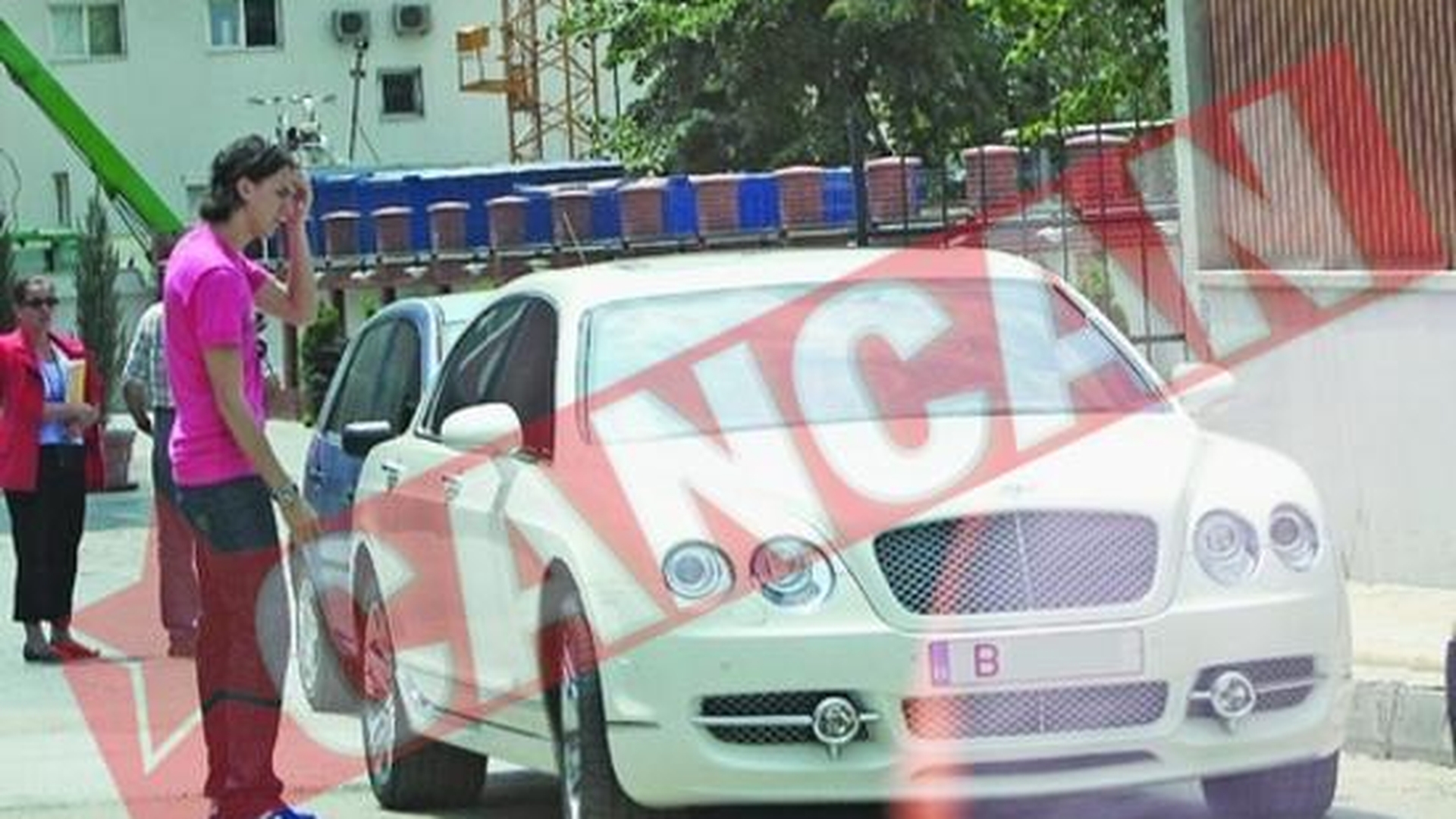 Olaroiu si-a plimbat fiul cu un Bentley tunat de 200.000 de euro