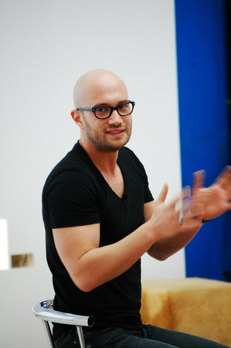 Cum s-a pozat Mihai Bendeac în cabina de la teatru. Fotografia a stârnit un val de controverse: ”Trăistariu, tu ești?”