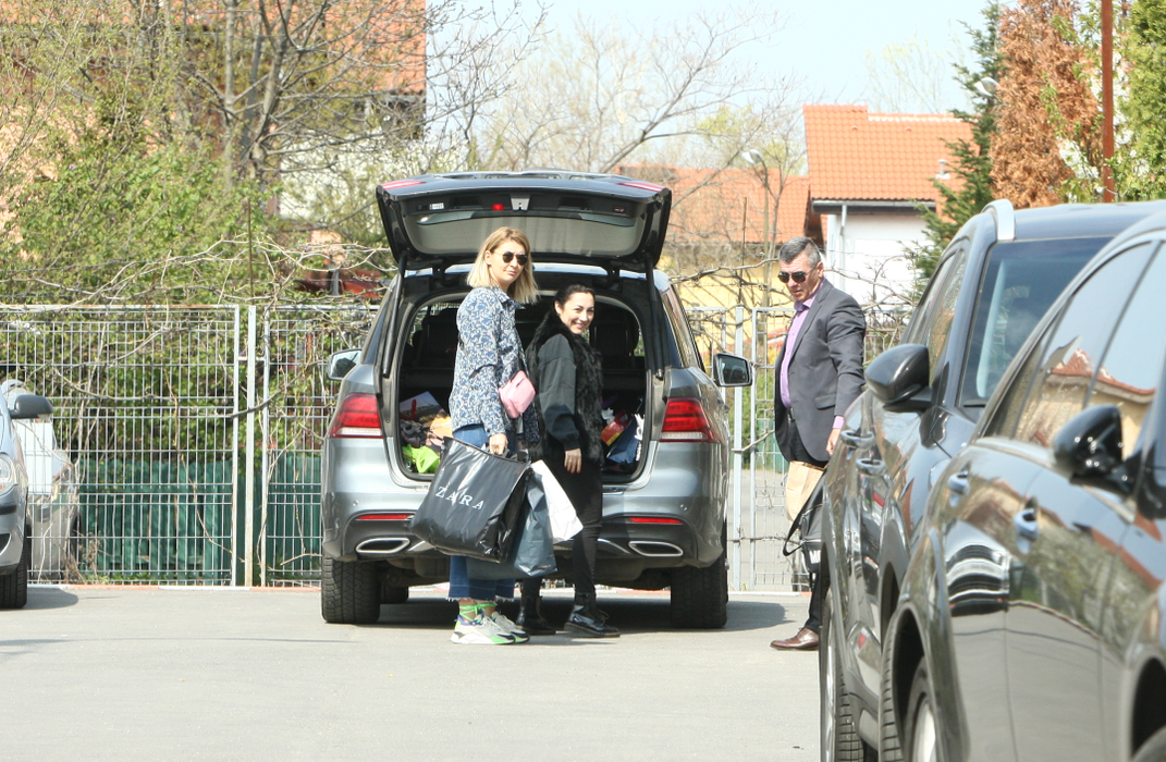Andra a avut nevoie de ajutoare pentru a căra noile achiziții